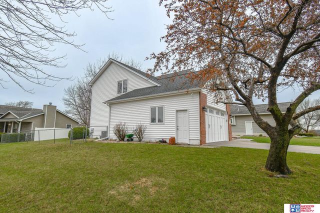 2855 Lawson Drive, Lincoln, NE 68516