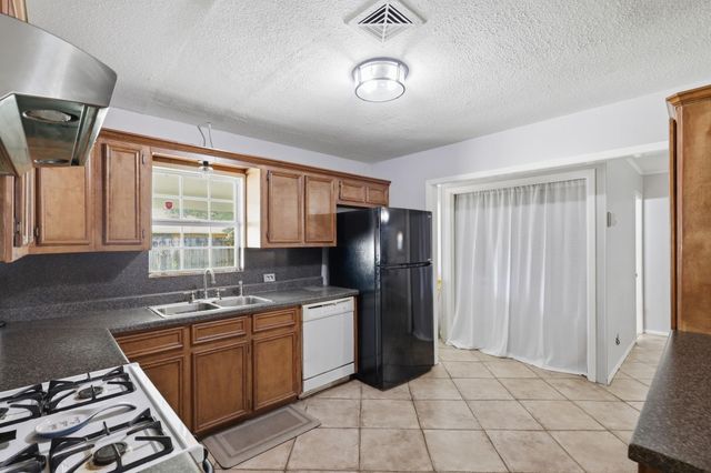 1705 Chilton Drive, Baytown, TX 77520
