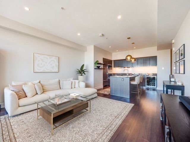 110 Stuart Street 27C, Boston, MA 02116