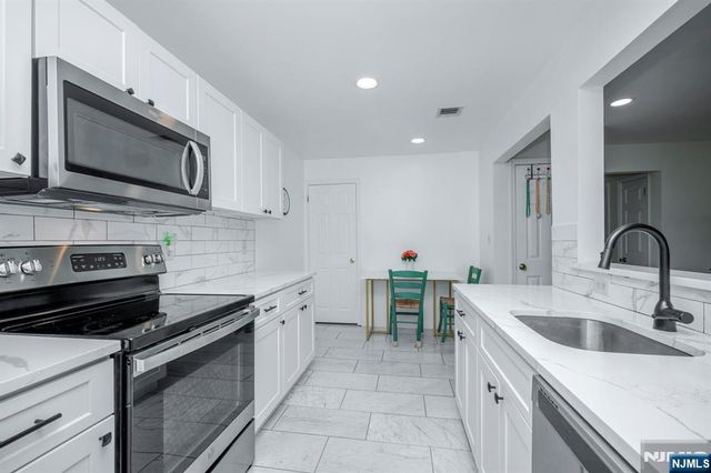 400 Crown Court 571, Edgewater, NJ 07020
