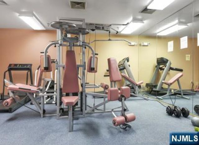400 Crown Court 571, Edgewater, NJ 07020