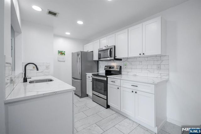 400 Crown Court 571, Edgewater, NJ 07020