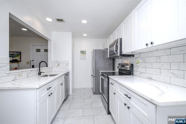 400 Crown Court 571, Edgewater, NJ 07020