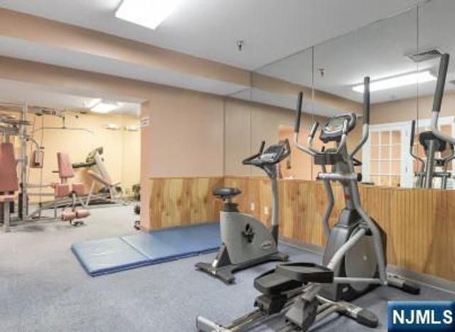 400 Crown Court 571, Edgewater, NJ 07020