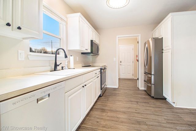 136 Shore Brook Lane, Walled Lake, MI 48390