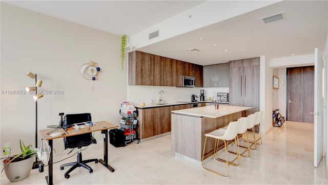 88 SW 7th St 2706, Miami, FL 33130