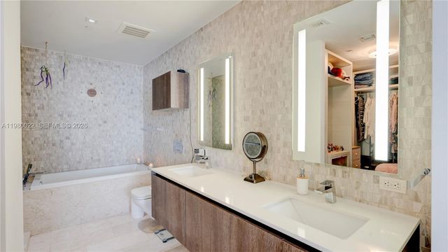 88 SW 7th St 2706, Miami, FL 33130