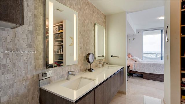 88 SW 7th St 2706, Miami, FL 33130