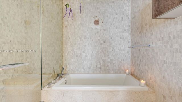 88 SW 7th St 2706, Miami, FL 33130