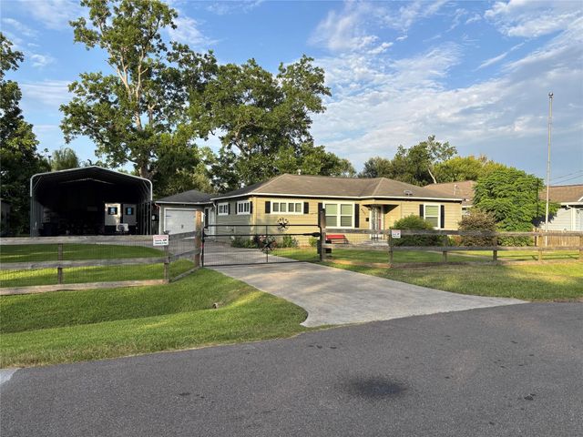 4435 11th Street, Bacliff, TX 77518
