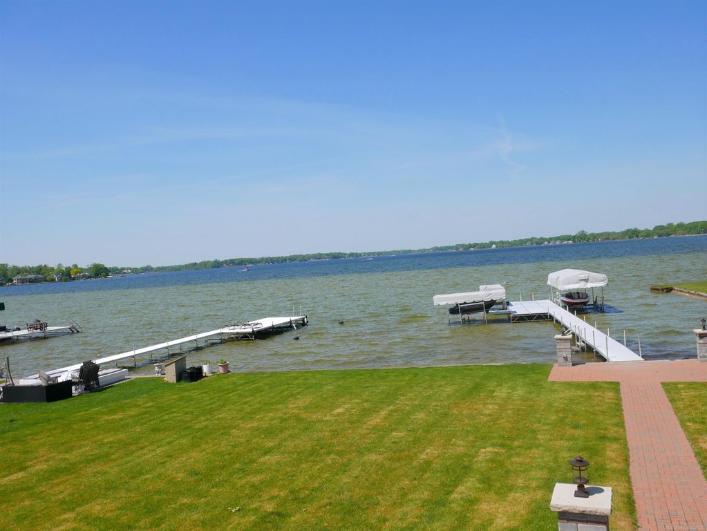 1712 Cass Lake Front Road, Keego Harbor, MI 48320