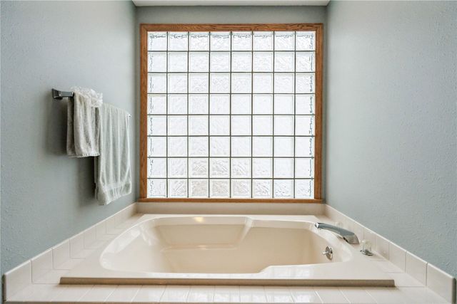 7320 Hampshire Drive NE, Cedar Rapids, IA 52402