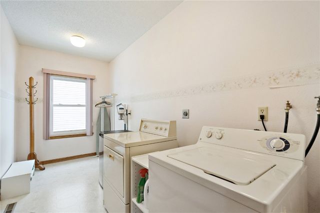 7320 Hampshire Drive NE, Cedar Rapids, IA 52402