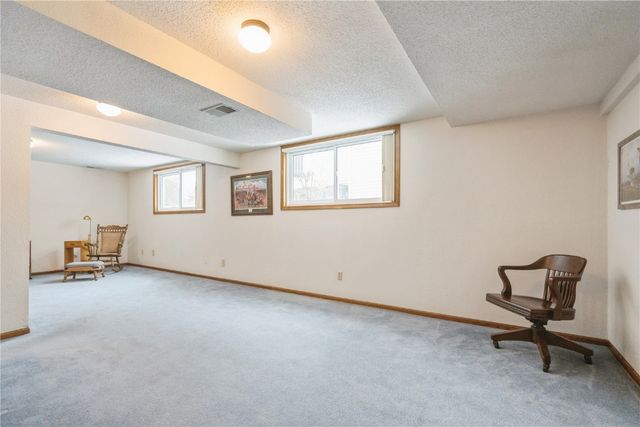 7320 Hampshire Drive NE, Cedar Rapids, IA 52402