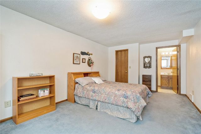 7320 Hampshire Drive NE, Cedar Rapids, IA 52402