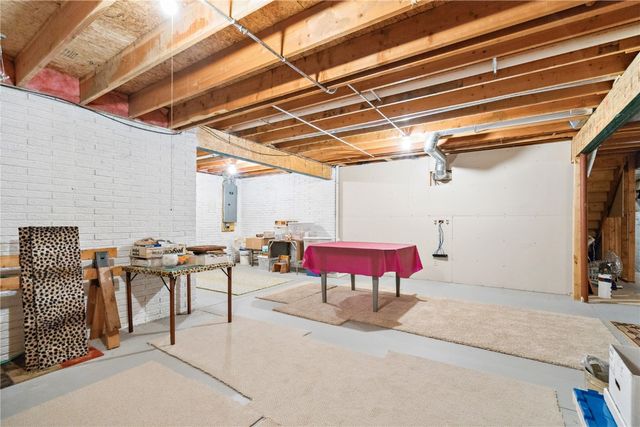 7320 Hampshire Drive NE, Cedar Rapids, IA 52402