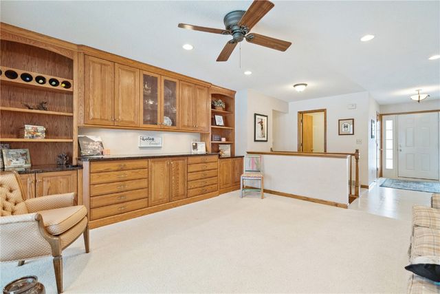 7320 Hampshire Drive NE, Cedar Rapids, IA 52402