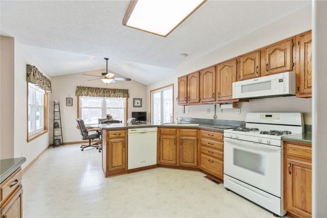 7320 Hampshire Drive NE, Cedar Rapids, IA 52402