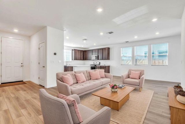 10431 Angsley Dr, Elk Grove, CA 95757