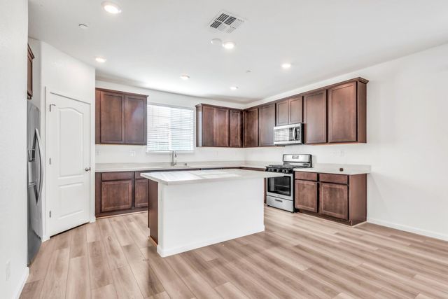 10431 Angsley Dr, Elk Grove, CA 95757