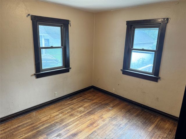 814 E Sheridan Avenue, Des Moines, IA 50316