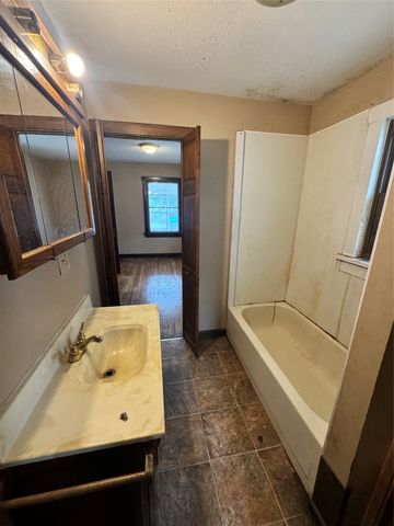 814 E Sheridan Avenue, Des Moines, IA 50316
