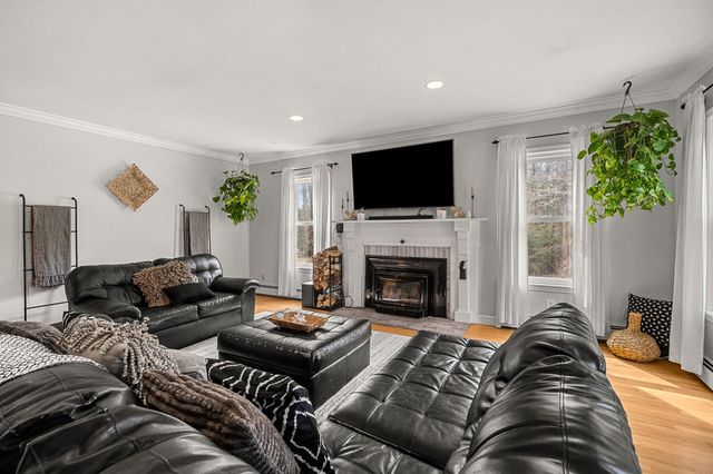 71 Deerwood Hollow, Chester, NH 03036