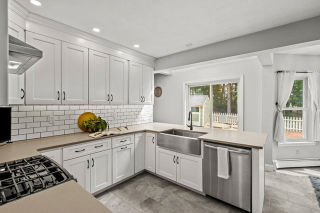 71 Deerwood Hollow, Chester, NH 03036
