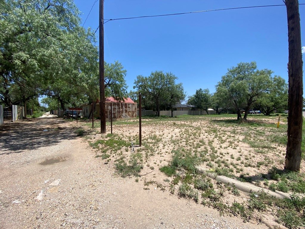 Image 5 of property listing at 128 W Ave J # 14, San Angelo, TX 76903