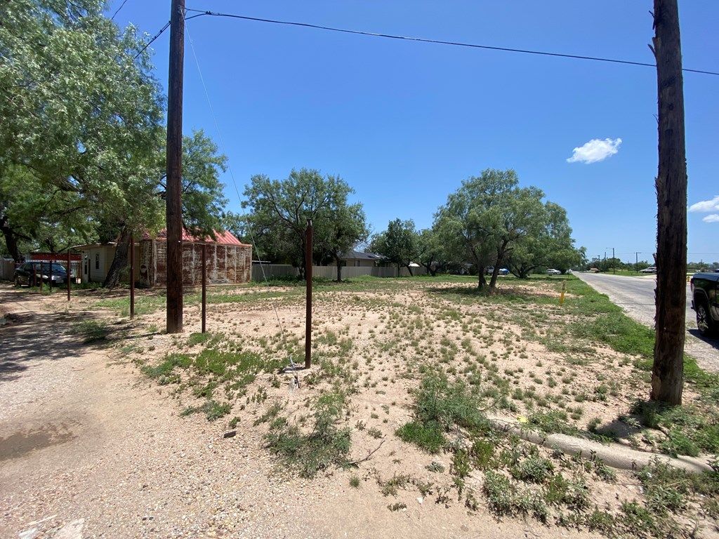 Image 6 of property listing at 128 W Ave J # 14, San Angelo, TX 76903