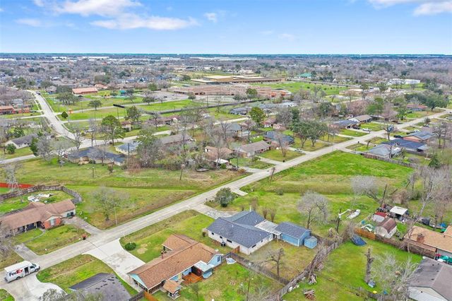 208 Timber Lane, Baytown, TX 77520