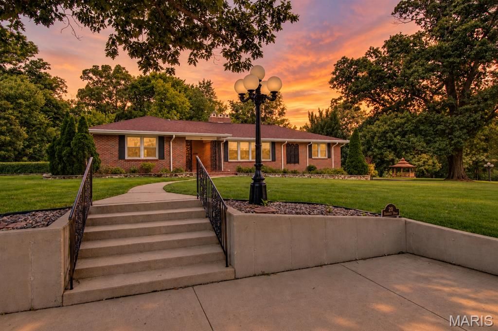 Image 1 of property listing at 20 Fairmount Drive, Alton, IL 62002