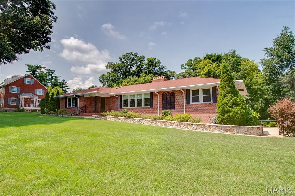 Image 2 of property listing at 20 Fairmount Drive, Alton, IL 62002