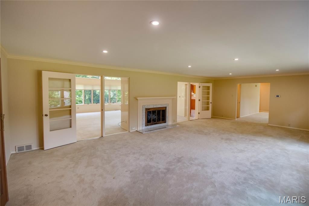 Image 12 of property listing at 20 Fairmount Drive, Alton, IL 62002
