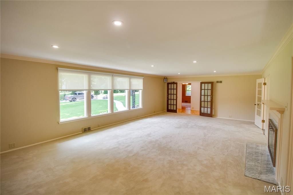 Image 14 of property listing at 20 Fairmount Drive, Alton, IL 62002