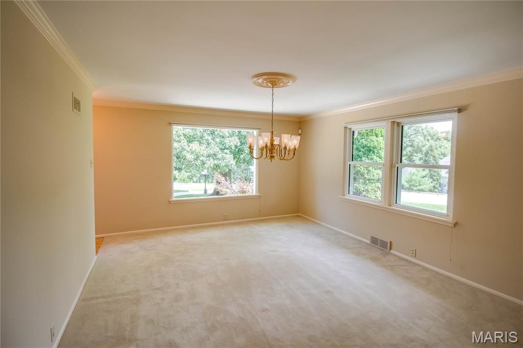 Image 15 of property listing at 20 Fairmount Drive, Alton, IL 62002