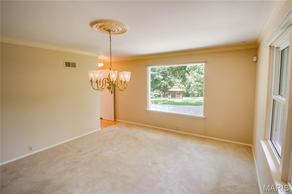 Image 16 of property listing at 20 Fairmount Drive, Alton, IL 62002