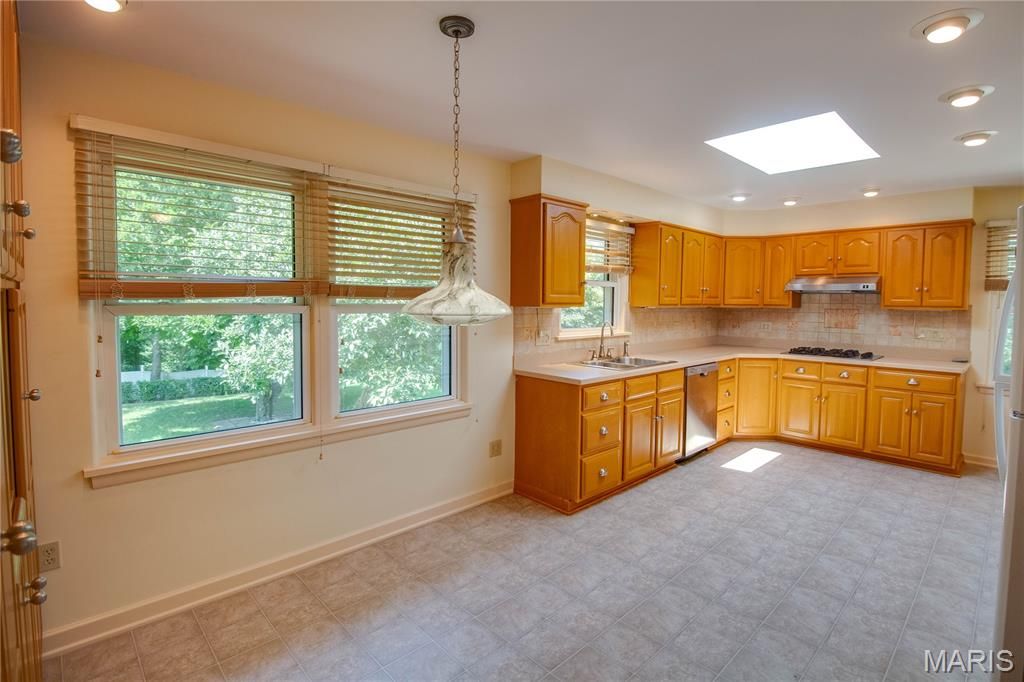 Image 19 of property listing at 20 Fairmount Drive, Alton, IL 62002