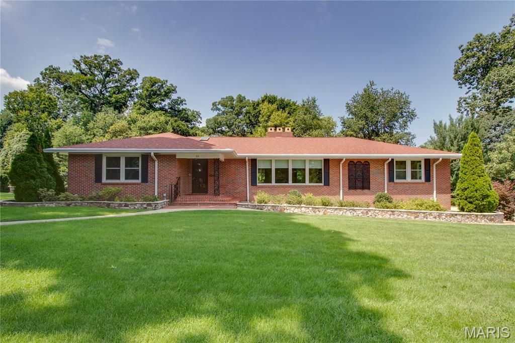 Image 3 of property listing at 20 Fairmount Drive, Alton, IL 62002