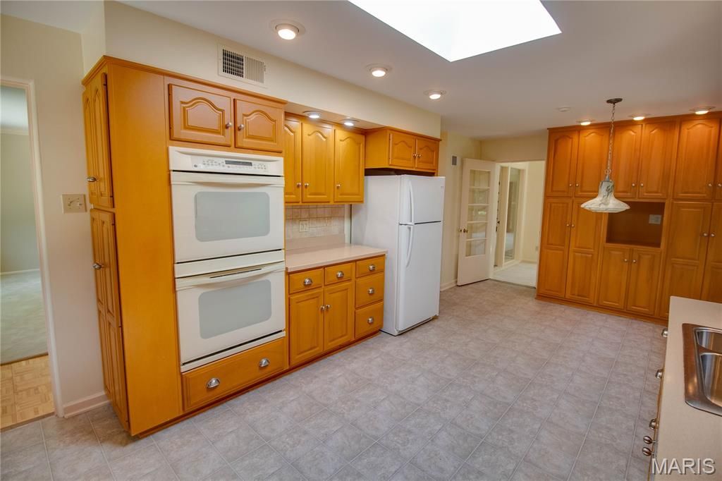 Image 23 of property listing at 20 Fairmount Drive, Alton, IL 62002