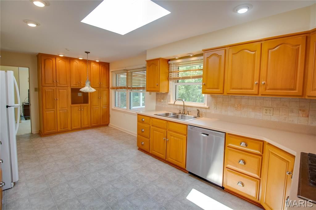 Image 24 of property listing at 20 Fairmount Drive, Alton, IL 62002