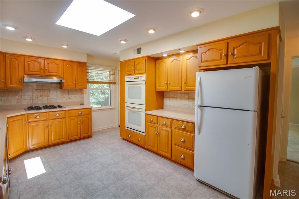 Image 25 of property listing at 20 Fairmount Drive, Alton, IL 62002