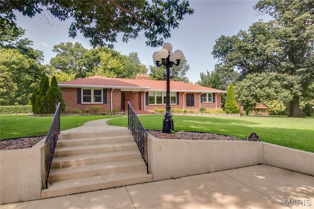 Image 4 of property listing at 20 Fairmount Drive, Alton, IL 62002