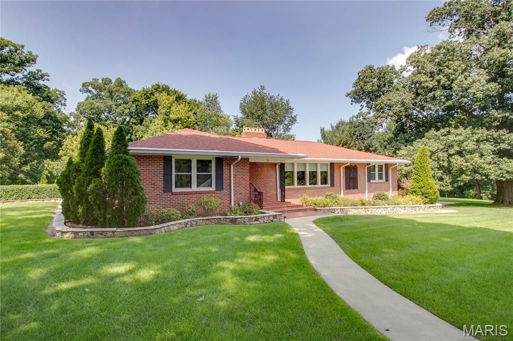 Image 5 of property listing at 20 Fairmount Drive, Alton, IL 62002