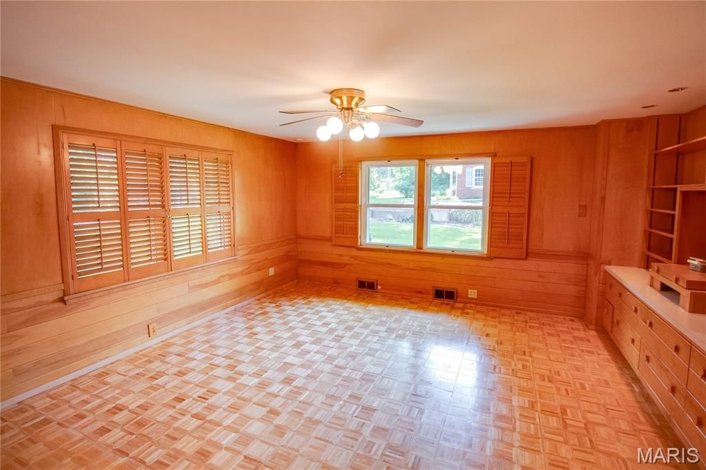 Image 45 of property listing at 20 Fairmount Drive, Alton, IL 62002