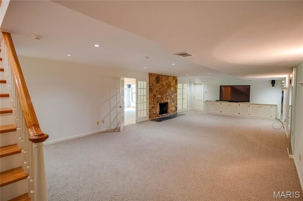 Image 50 of property listing at 20 Fairmount Drive, Alton, IL 62002