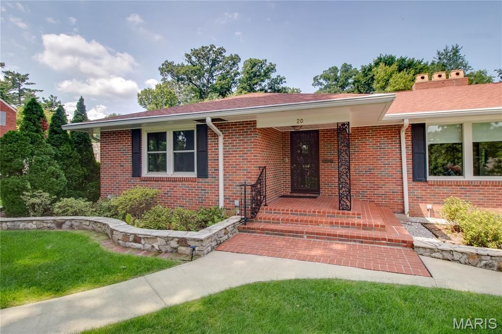 Image 6 of property listing at 20 Fairmount Drive, Alton, IL 62002