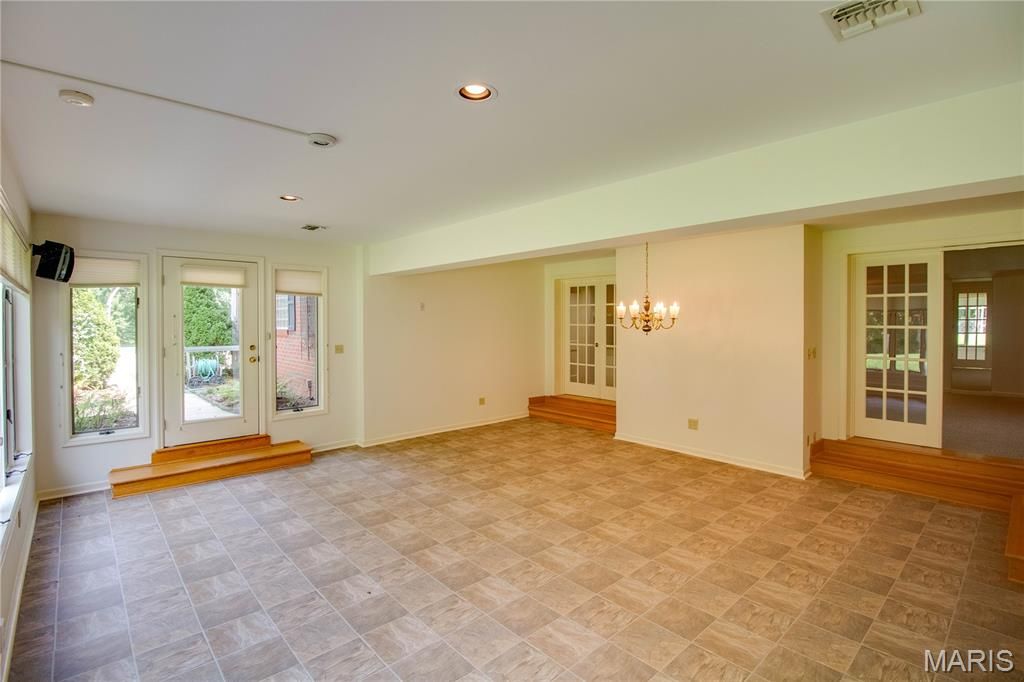 Image 54 of property listing at 20 Fairmount Drive, Alton, IL 62002