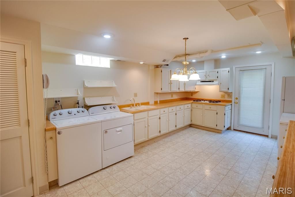 Image 61 of property listing at 20 Fairmount Drive, Alton, IL 62002