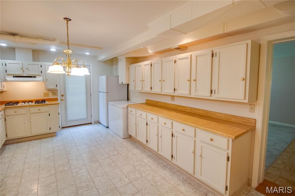 Image 62 of property listing at 20 Fairmount Drive, Alton, IL 62002